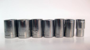 Beyaz arkaplanda tornavida adaptörleri.