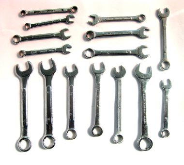 Beyaz arkaplanda anahtar.