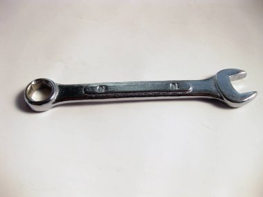 Beyaz arkaplanda anahtar.