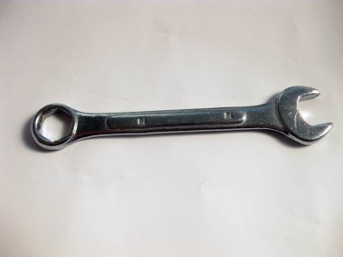 Beyaz arkaplanda anahtar.