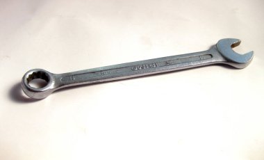 Beyaz arkaplanda anahtar.