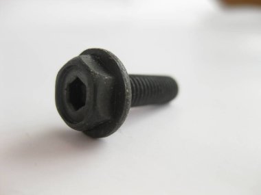 Beyaz arkaplanda vidalar.