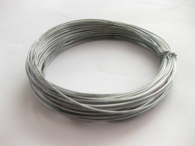 beyaz arkaplanda kablo.