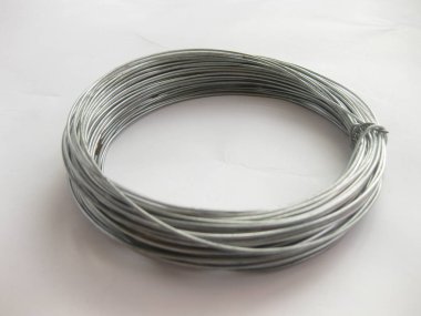 beyaz arkaplanda kablo.