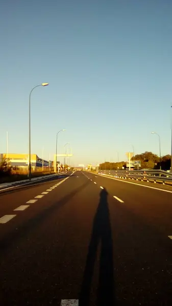 Snelweg Bij Schemering Een Stad — Stockfoto