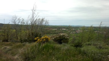 Dağ manzarası bulutlu bir gün.