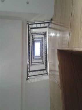 Merdivenler aşağıdan görünüyor..