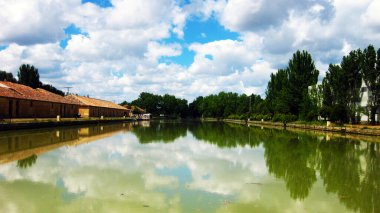 Gökyüzünün yansımaları olan gölet.