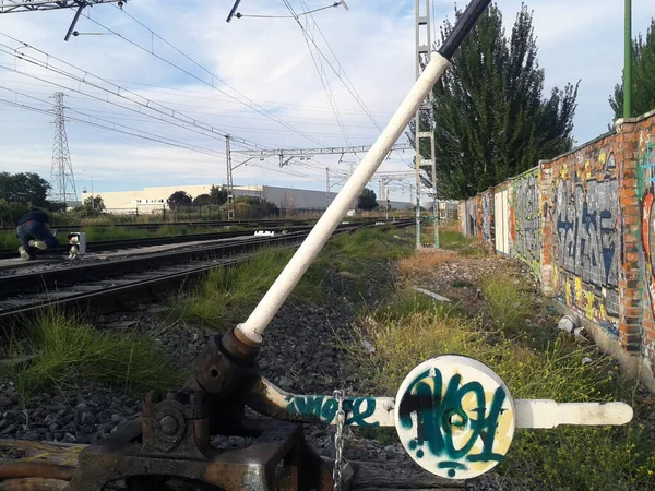 工業団地内の古い列車の線路 — ストック写真