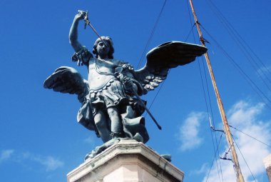 Metal bir melek heykeli.