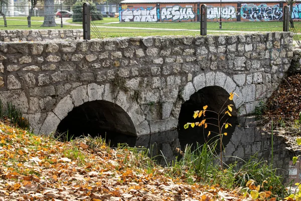 Древний Каменный Мост Осенью — стоковое фото