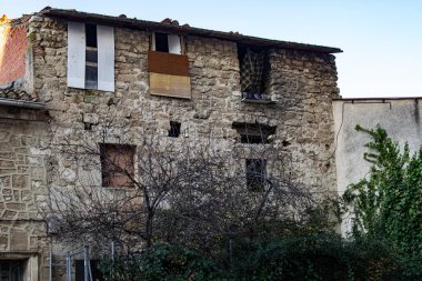 Güneşli bir günde eski bir kasaba evi.