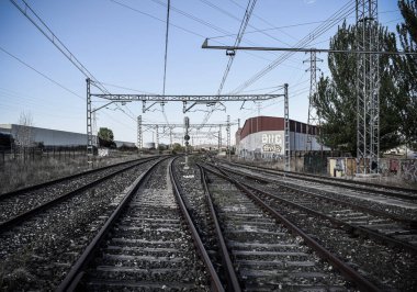 Demiryolu ve rayları bir günde boşalt