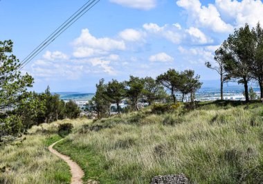 Baharda çayırları olan dağlık bir arazi..
