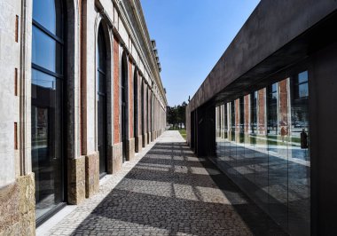 Pencerelere ve yansımalara bakan sokak.