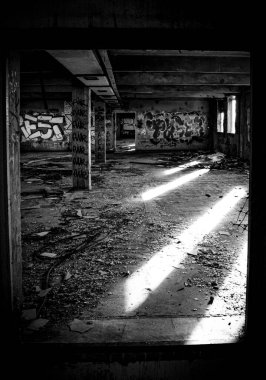 Terk edilmiş fabrika odası, siyah beyaz..