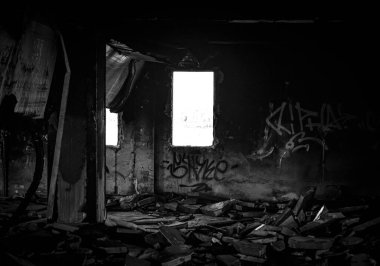 Terk edilmiş fabrika odası, siyah beyaz..
