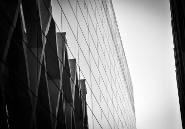 Metal yapı pencerelere yansıdı.