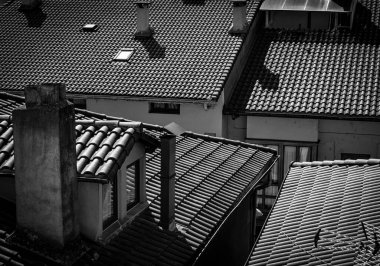 Kasaba evlerinin çatıları siyah beyaz.