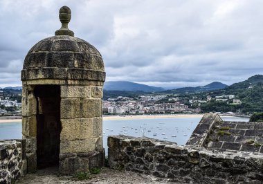 İspanya 'nın San Sebastin şehrinde bir şatodan görülen panoramik.