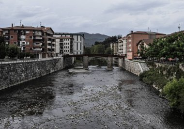 Bulutlu bir günde bir kasabada akan nehir..