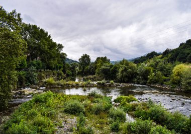 Bulutlu bir günde dağ nehri.