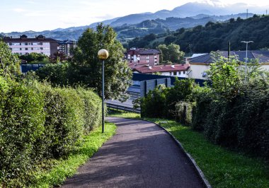Bask bölgesindeki bir kasabadan geçen yol..