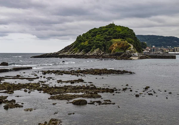 Kıyı manzarası bulutlu bir günde.
