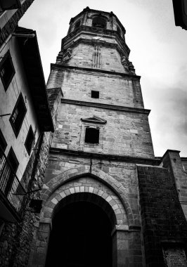 Siyah beyaz kilise çanı..