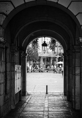 Meydanı siyah beyaz gören kemer..