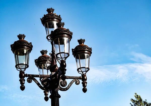 Klassieke Zwarte Straatlampen Van Een Stad — Stockfoto
