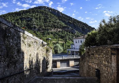 İlkbaharda dağlarda kır evleri.