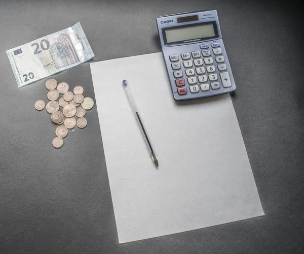 Οικονομικά Προβλήματα Στο Τέλος Του Μήνα Τραπεζογραμμάτια Κέρματα Αριθμομηχανή Στυλό — Φωτογραφία Αρχείου