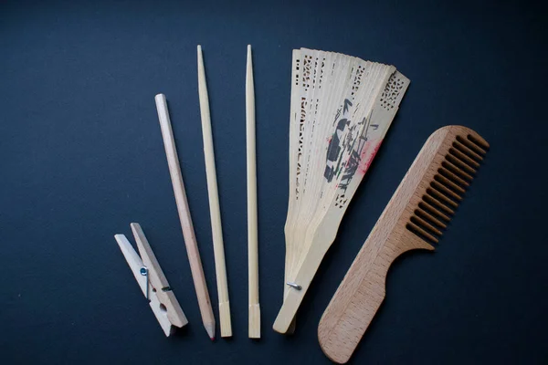 Είδη Από Ανοιχτόχρωμο Ξύλο Μανταλάκι Chopsticks Ανεμιστήρα Βαφή Και Χτένα — Φωτογραφία Αρχείου
