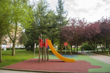Neşeli renklerde çocuk parkı. Çocuk oyuncağı. Eğlence için. Çocuk oyun alanı veya alanı