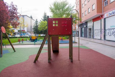 Neşeli renklerde çocuk parkı. Çocuk oyuncağı. Eğlence için. Çocuk oyun alanı veya alanı