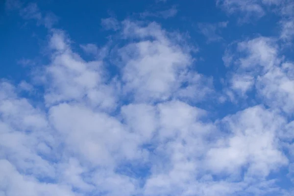 Primavera Azul Céu Fundo Com Nuvens Brancas — Fotografia de Stock