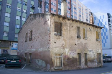 Gecekondu eşyaları ve yeşillikleri olan terk edilmiş bir ev.