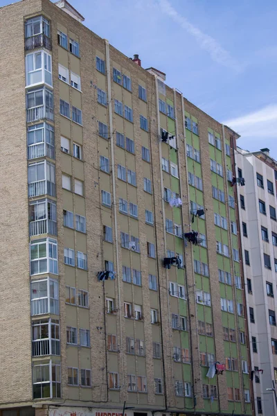 Edificio Residencial Con Balcones Acristalados Ladrillo Ciudad — Foto de Stock