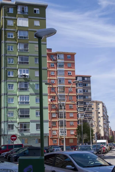 西班牙布尔戈斯Gamonal的绿色 米黄色的多色住宅建筑 制造楼梯 — 图库照片