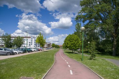 Bir kentleşme yakınında yayalar ve bisiklet yolları için yürüyün