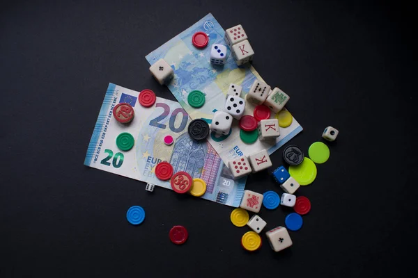 キューブと2つのサイコロを持つ20ユーロ紙幣 ギャンブルサイコロ チャンスのゲーム — ストック写真