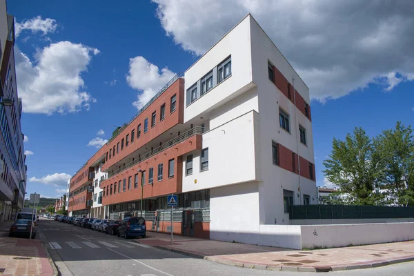 Edificios Viviendas Con Cielo Azul Nubes Blancas Fondo — Foto de Stock