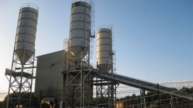 Fabrikalar ve endüstriler gün batımında.