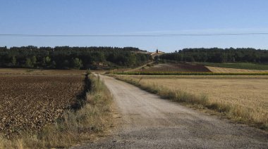 Manzaralar arasında yollar ve otoyollar.