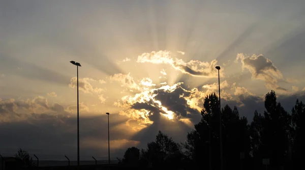 雲を通過する光の光線 — ストック写真