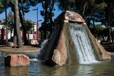 Parktaki bir gölde şelale..