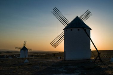 Bir gün Castilla La Mancha 'da gün batımında yel değirmeni.