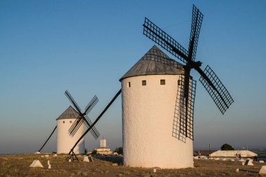 Bir gün Castilla La Mancha 'nın yel değirmeni.