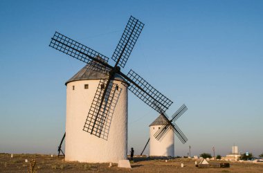 Bir gün Castilla La Mancha 'nın yel değirmeni.